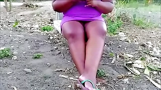 Minha prima carry out interior n&atilde;o usa calcinha&comma; adora mostrar a buceta em p&uacute;blico